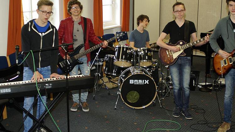 "Medley Heap" aus dem Landkreis meldete sich zum mainpop-Camp als Band an (v. l.) Jonathan, Johannes, Max, Dennis und Niklas. Foto: Winfried Ehling