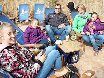 Bei der Eröffnung des Kaiserstrandes in Forchheim im Mai fröstelten die Besucher. In Herzogenaurach können sich die Wirte für eine solche Einrichtung auch nicht erwärmen.  Foto: Archiv