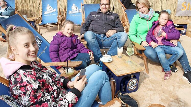 Bei der Eröffnung des Kaiserstrandes in Forchheim im Mai fröstelten die Besucher. In Herzogenaurach können sich die Wirte für eine solche Einrichtung auch nicht erwärmen.  Foto: Archiv