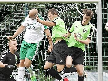 Daniel Hüttner (weißes Trikot) köpft den Ball aus dem Strafraum, die beiden Trunstadter Peter Zink und Julian Gann (r.) kommen nicht zum Abschluss. Der Bamberger Torwart Sebastian Kröner (l.) braucht nicht einzugreifen. Fotos: sportpress