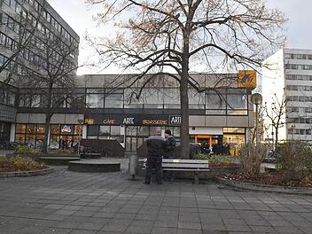 Neue Alkoholverbotszone in Bamberg: Das Plätzchen vor dem Postgebäude am Bahnhof.  Foto: Ronald Rinklef