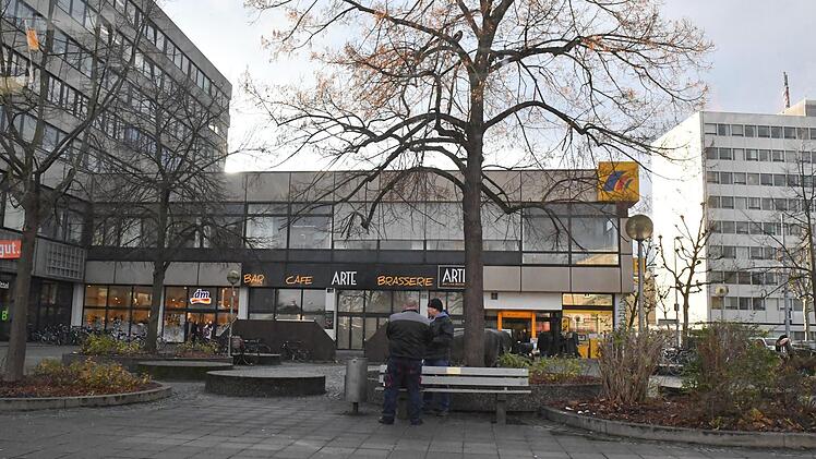Neue Alkoholverbotszone in Bamberg: Das Plätzchen vor dem Postgebäude am Bahnhof.  Foto: Ronald Rinklef