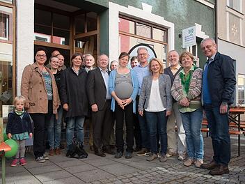 Die Offiziellen freuen sich über das neue BN-Büro und die neue Mitarbeiterin (von links) Klara Hepp, Michaela Reinhard, Silvia Friedel, Robert Hildmann (verdeckt), Claus Schenk, Manuela Rottmann, Ulf Zeidler, Landrat Thomas Bold, Friedrich Mährlein, Simone Hepp, Holger Becker, Franz Zang, Elisabeth Assmann, Waldemar Bug, Brigitte Meyerdierks und Gotthard Schlereth. Foto: Ingo Queck