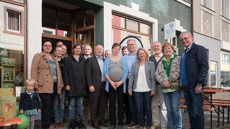 Die Offiziellen freuen sich über das neue BN-Büro und die neue Mitarbeiterin (von links) Klara Hepp, Michaela Reinhard, Silvia Friedel, Robert Hildmann (verdeckt), Claus Schenk, Manuela Rottmann, Ulf Zeidler, Landrat Thomas Bold, Friedrich Mährlein, Simone Hepp, Holger Becker, Franz Zang, Elisabeth Assmann, Waldemar Bug, Brigitte Meyerdierks und Gotthard Schlereth. Foto: Ingo Queck