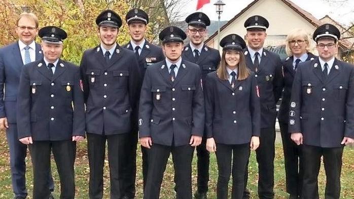 Der neue Vorstand mit (von links) Bürgermeister Bernd Rebhan, Zweitem Vorsitzenden Stefan Müller, Philipp Richter, Erstem Vorsitzenden Lukas Riedel, Schriftführer Niclas Schnell, Maximilian Schmidt, Celine Treusch, stv. Kommandant Daniel Frisch, Kassier Martina Schnell und Kommandant Maximilian Treusch  Foto: