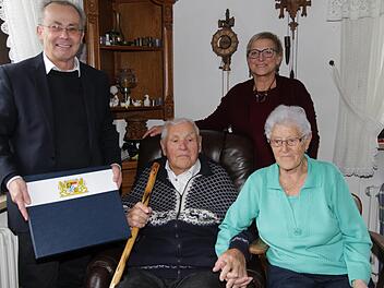 Das Jubelpaar Elfriede und Joseph Pirmer mit 3. Bürgermeister Günter Honeck und Vizelandrätin Rosi Kraus Foto: Mathias Erlwein