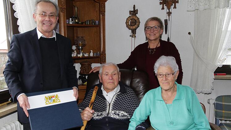 Das Jubelpaar Elfriede und Joseph Pirmer mit 3. Bürgermeister Günter Honeck und Vizelandrätin Rosi Kraus Foto: Mathias Erlwein