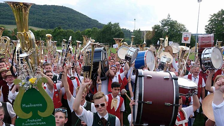 Die Instrumente hoch zum Gruß: Nach dem Sternmarsch musizierten die teilnehmenden Kapellen gemeinsam und beendeten ihr Konzert mit dem Musikergruß.Gerd Schaar