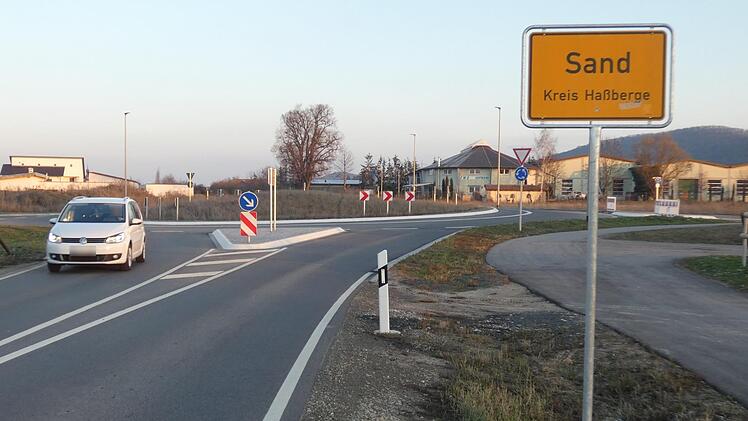 Wie hier am Kreisel sind zwei Ortsschilder in Sand falsch beschriftet. Das Staatliche Bauamt Schweinfurt sagte den baldigen Austausch der Tafeln mit der korrekten Bezeichnung "Sand a. Main" zu.  Christian Licha