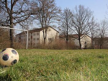 Die beiden früheren Kompaniegebäude im Hintergrund sollen Sitz der neuen IFA Fußballakademie werden, die ihren Sitz im Frauengrund 4 haben wird. Hier könnte sich bald schon die große Fußballprominenz auf der Suche nach Talenten ein Stelldichein geben. Foto: Eckehard Kiesewetter