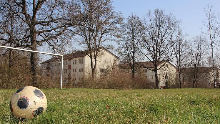 Die beiden früheren Kompaniegebäude im Hintergrund sollen Sitz der neuen IFA Fußballakademie werden, die ihren Sitz im Frauengrund 4 haben wird. Hier könnte sich bald schon die große Fußballprominenz auf der Suche nach Talenten ein Stelldichein geben. Foto: Eckehard Kiesewetter