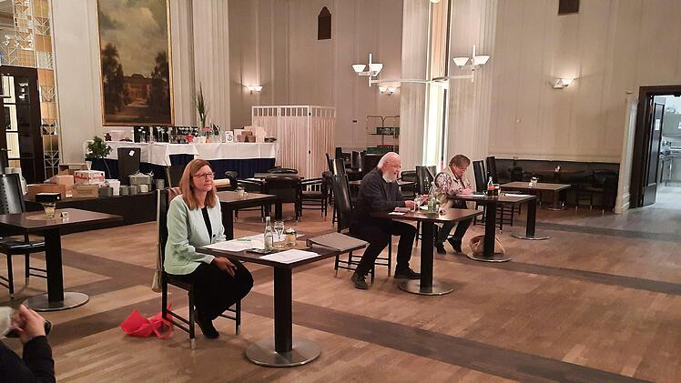Bei der Mitgliederversammlung war der Vorstand coronabedingt auf Abstand (v. links): Karin Matthes (Schatzmeisterin), Peter Krug (Vorsitzender) und Heike Ulsamer (Schriftführerin).