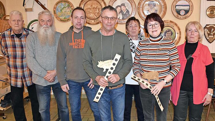 Vorsitzender Christoph Schlögl (hinten links) mit den Preisträgern des Sauschießens sowie den Saukönigen Martina Wagner und Rudolf Brandner (vorne Mitte)