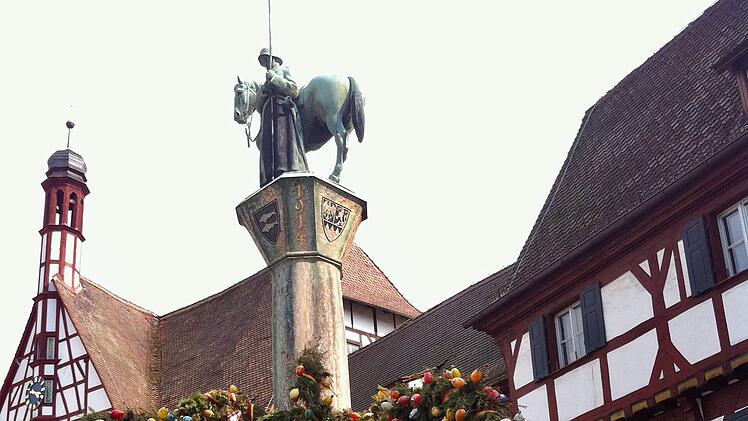 Der Forchheimer Kriegerbrunnen als Osterbrunnen geschmückt.