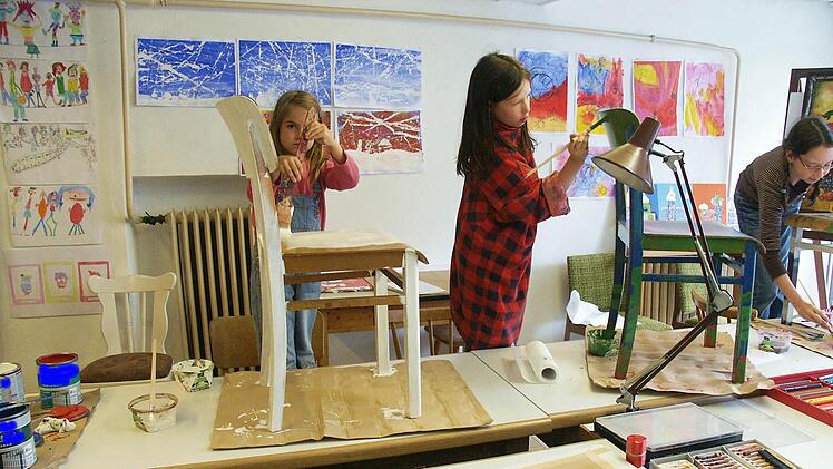Ohne Zwang waren die Kinder kreativ, sogar die Stühle wurden nach eigenen Vorstellungen gestaltet.  Fotos: may