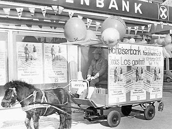 Weltspartag in früheren Zeiten: Die Ponykutsche animierte zum Losen. Fotos: Raiffeisenbank/Sparkasse