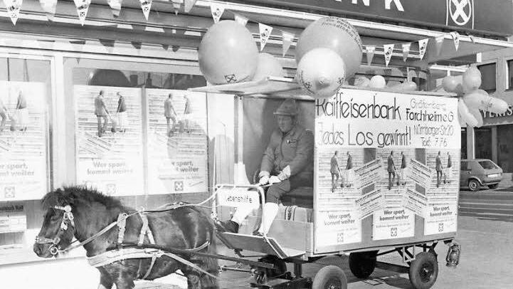 Weltspartag in früheren Zeiten: Die Ponykutsche animierte zum Losen. Fotos: Raiffeisenbank/Sparkasse