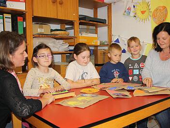 In wenigen Wochen zieht der Sinnberg-Kindergarten von der provisorischen Unterkunft in der Salinenstraße in den Neubau am Sinnberg um. Darauf freuen sich (von links) Kindergartenleiterin Stephanie Gläser, die beiden Lenis, Timon, Paul und Erzieherin Cornelia Wolf. Foto: Ralf Ruppert