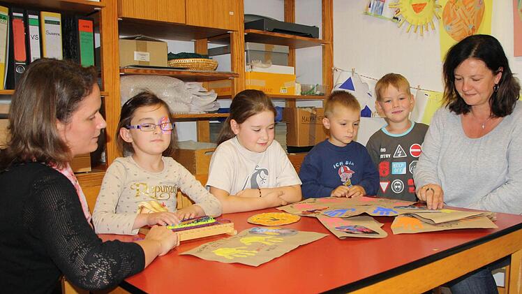 In wenigen Wochen zieht der Sinnberg-Kindergarten von der provisorischen Unterkunft in der Salinenstraße in den Neubau am Sinnberg um. Darauf freuen sich (von links) Kindergartenleiterin Stephanie Gläser, die beiden Lenis, Timon, Paul und Erzieherin Cornelia Wolf. Foto: Ralf Ruppert