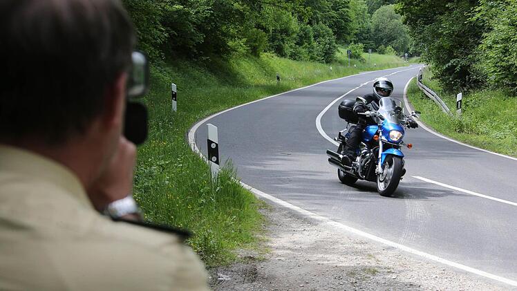 Lasermessung am Würgauer Berg soll es in Zukunft noch mehr geben. Außerdem geht die Stadt Scheßlitz und das Staatliche Bauamt Bamberg mit baulichen Maßnahmen gegen rasende Motorradfahrer vor. Foto: Matthias Hoch /Archiv