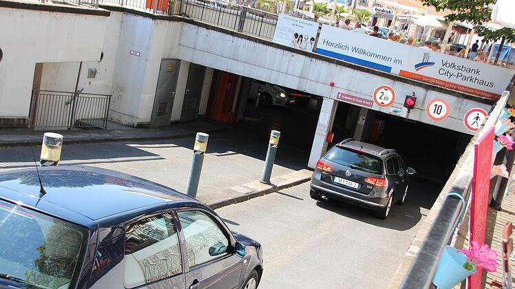 2,8 Millionen Euro im laufenden und nochmal 1,2 Millionen Euro im kommenden Jahr wird die Stadt in die Sanierung der Tiefgarage am Paradeplatz stecken. Foto: Archiv/Roepert