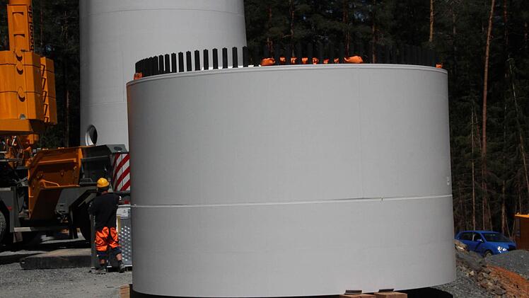 Der 62 Tonnen schwere Adapter bildet das Kopfstück des Betonturms. An den 129 eingegossenen Stahlbolzen wird der untere Stahlturm verschraubt.  Foto: Friedwald Schedel