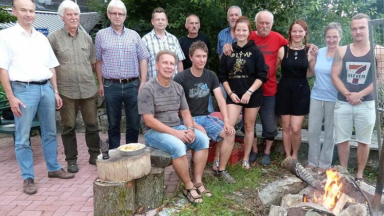 Die Neuensorger B&uuml;rgerinitiative gegen eine Monsterstromtrasse will den Politikern in Bund, Land und auf kommunaler Ebene "Feuer unterm Hintern" machen. Foto: Werner Rei&szlig;aus