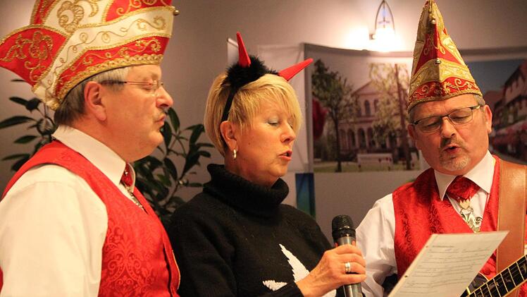 Stadträtin Almuth Bauer ließ mit "Heile, heile Gänsje" die Sitzung ausklingen. Foto: Ulrike Müller