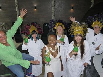 Rolf Beyersdorf (links) freut sich über die erneute Kooperation des Samba-Festivals  mit der Therme-Natur.Berthold KöhlerMail von o.schmidt@infranken.de