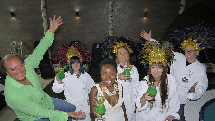 Rolf Beyersdorf (links) freut sich über die erneute Kooperation des Samba-Festivals  mit der Therme-Natur.Berthold KöhlerMail von o.schmidt@infranken.de