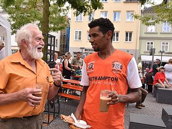 In  den Dialog traten die Besucher des Friedensfestes, zum Beispiel Heinz Faustmann aus Untersiemau und Quasim Saad aus Äthiopien. Foto: Gabi Arnold
