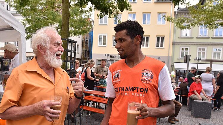 In  den Dialog traten die Besucher des Friedensfestes, zum Beispiel Heinz Faustmann aus Untersiemau und Quasim Saad aus Äthiopien. Foto: Gabi Arnold