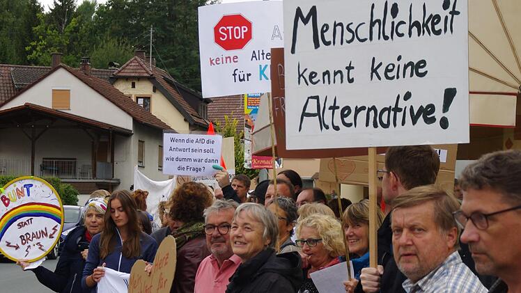 Etwa 120 Menschen fanden sich in Weißenbrunn ein, um zu zeigen, dass sich viele in der Region von den politischen Positionen der AfD distanzieren. Foto: Marco Meißner