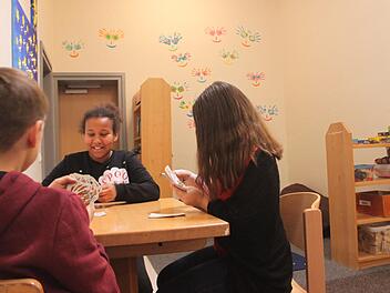 Sura (im Hintergrund) und Anna (rechts) spielen gerne in ihrer Wohngruppe mit den anderen Kindern. Ihre Gruppe ist besonders kreativ, das erkennt man auch an der selbstgestalteten Wand. Jutta Rudel