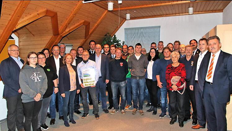 Die Vertreter zahlreicher Vereine, Organisationen und Institutionen, die  von der Raiffeisenbank Maßbach mit Spenden bedacht werden, waren in die  Filiale in Maßbach eingeladen. Foto: Dieter Britz