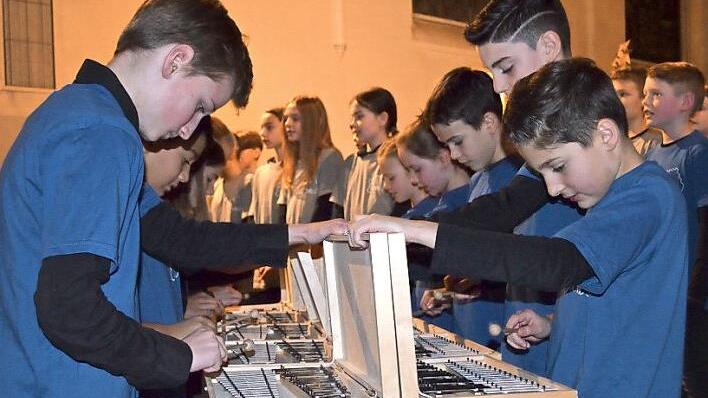 Mit dem Glockenspiel werden die Instrumentalstücke untermalt.