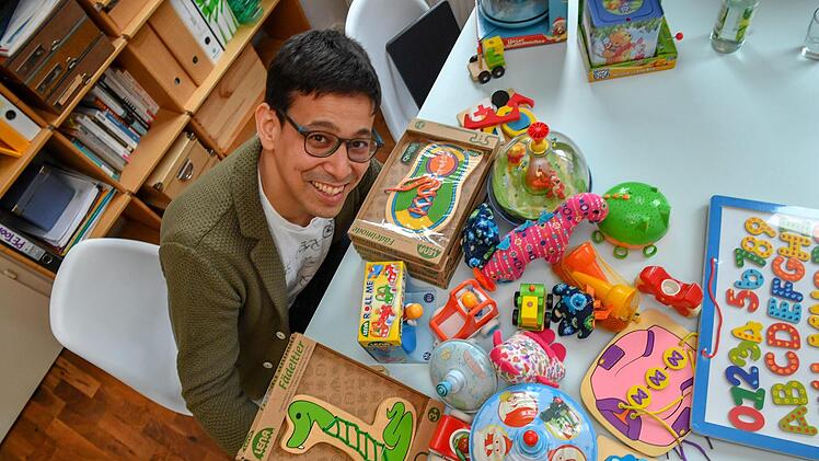 Markus Utomo mit einer Auswahl der von ihm designten Spiele Foto: Ronald Rinklef