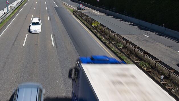 Kreis Ansbach: Linksabbieger &uuml;bersieht &Uuml;berholenden - Schwerer Unfall mit f&uuml;nfstelliger Schadenssumme