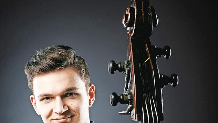Kontrabassist Dominik Wagner sorgt mit seinem Quartett für einen abwechslungsreichen Auftakt.