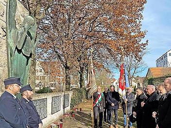 Mit der Kranzniederlegung vor dem Friedensengel am Heldenfriedhof endete das Gedenken zum Volkstrauertag. Dabei standen (von links) der VdK-Vorsitzende Erwin Kaiser, Stadtpfarrer Kilian Kemmer, Pfarrer Klaus Eyselein und Bürgermeister Gerald Brehm...