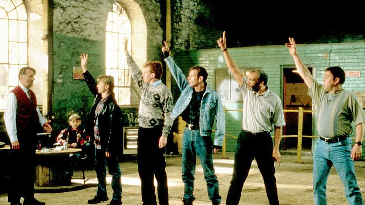Unter Nathans (William Snape, zweiter von links) kritischen Augen versucht Ex-Vorarbeiter Gerald (Tom Wilkinson, links) Dave (Mark Addy, rechts), Horse (Paul Barber, zweiter von rechts), Guy (Hugo Speer, dritter von rechts), Lomper (Steve Huison, vierter von rechts) und Gaz (Robert Carlyle) ein paar Tanzschritte beizubringen.