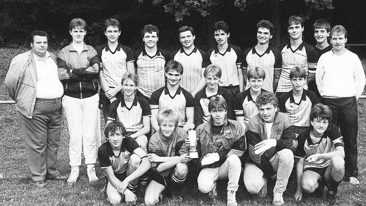 Die A-Jugend des SC Diebach ist Stadtmeister von Hammelburg. Unser Bild zeigt die Mannschaft mit (hinten, von links) Betreuer Walter Ziegler, Michael Walter, Dieter Ebert, Jürgen Schaub, Harald Schaub, Rainer Brandenstein, Wolfgang Mathes, Ralf Kalus, Markus Sitzmann und Trainer Klaus Franz; (mittlere Reihe, von links) Dietmar Hemberger, Alexander Remling, Robert Seufert, Frank Hauk und Peter Bohn sowie (vorne, von links) Dieter Schaub, Matthias Schaub, Alexander Schaub, Werner Warmuth und St...
