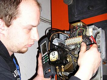 Markus Dorsch im Einsatz nach einem Notruf über eine defekte Heizungsanlage.  Foto: p