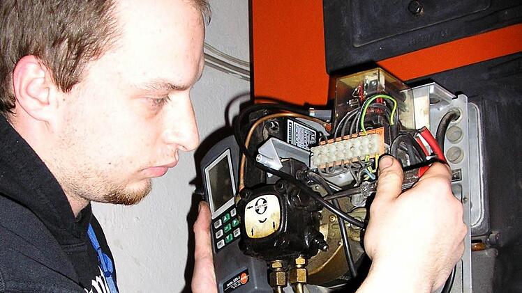 Markus Dorsch im Einsatz nach einem Notruf über eine defekte Heizungsanlage.  Foto: p