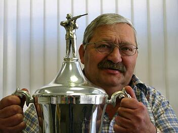Arnold Deininger zeigt den Originalpokal aus dem Jahr 1974, als das Grenzlandschießen erstmals ausgetragen wurde.  Foto: Eckehard Kiesewetter.