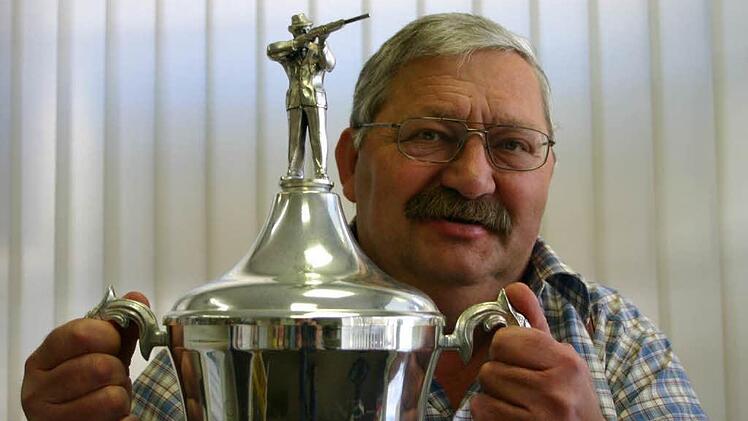 Arnold Deininger zeigt den Originalpokal aus dem Jahr 1974, als das Grenzlandschießen erstmals ausgetragen wurde.  Foto: Eckehard Kiesewetter.
