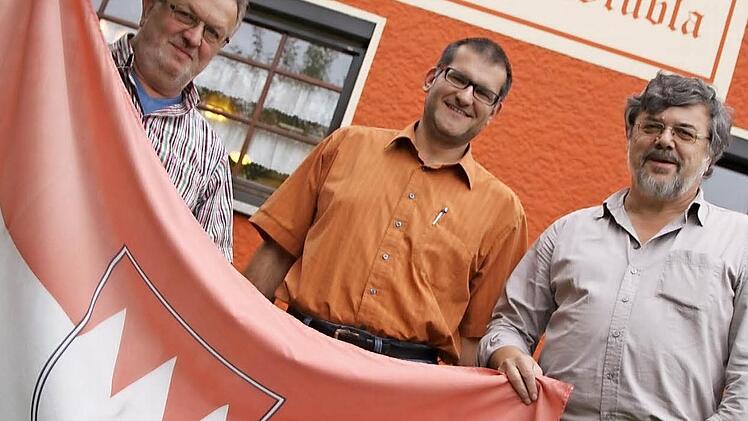 Die drei Hauptinitiatoren von "franggn middich" (von rechts): Karl-Heinz Müller, Mario Kern und der Vorsitzende der Kultur- und Freizeitfreunde, Georg Müller Fotos: Matthias Einwag