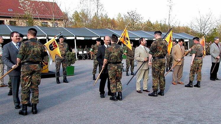 Die Bürgermeister der Patengemeinde nahmen die Kompaniewimpel in Empfang. Foto: Ralf Kestel