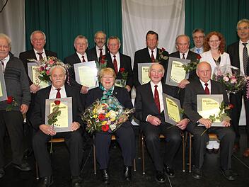 Die vom Sängerkreis geehrten Sängerinnen, Sänger und Chorleiter aus dem Landkreis Lichtenfels. Mit im Bild ist Vorsitzender Günter Freitag (re.) und die Vorsitzende der Sängergruppe Maintal Hildegard Weberpals (2. v. li. sitzend).