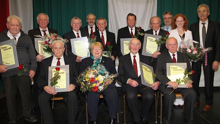 Die vom Sängerkreis geehrten Sängerinnen, Sänger und Chorleiter aus dem Landkreis Lichtenfels. Mit im Bild ist Vorsitzender Günter Freitag (re.) und die Vorsitzende der Sängergruppe Maintal Hildegard Weberpals (2. v. li. sitzend).